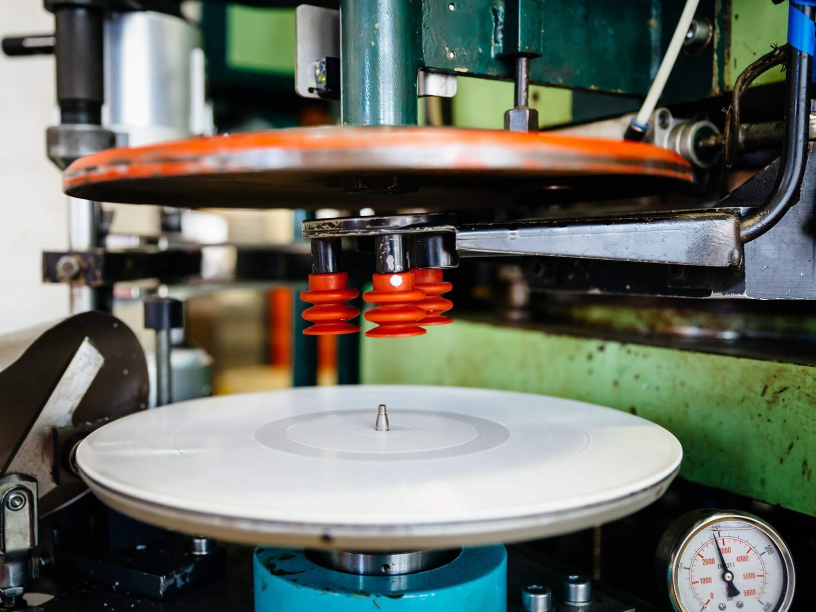 Sunetul din spatele discului: cum alegi un vinil de calitate